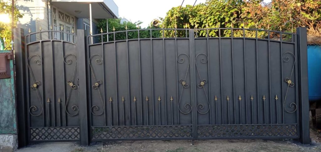 Poartă metalică realizată la comandă după placul clientului și dimensiunile proprii